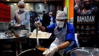 Imigrasi massal Muslim ke Prancis muncul pada abad 20 dan 21 sehingga  membuat negara ini menjadi salah satu negara dengan komunitas muslim terbesar di Eropa yairtu dengan jumah penduduk Muslim sebanyak 5 juta jiwa. Thomas Coex/AFP via Getty Images.