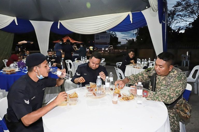 Polisi Nonmuslim Tugas Saat Magrib agar Polisi Muslim Bisa Buka Puasa