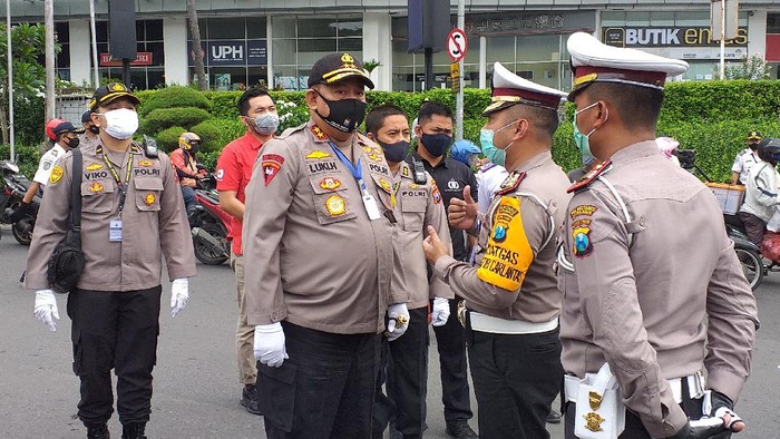 Kapolda Jatim Irjen Luki Hermawan saat di Bundaran Waru saat psbb
