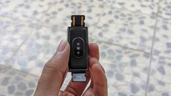 Bagian belakang Realme Band dengan sensor pendeteksi detak jantung. Foto: Virgina Maulita Putri/detikINET