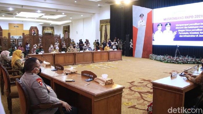 Pemprov Jatim menggelar Musyawarah Rencana Pembangunan (Musrenbang) Rencana Kerja Pembangunan Daerah (RKPD) Jatim Tahun 2021. Musrenbang difokuskan untuk pembangunan dan percepatan pemulihan ekonomi usai wabah Corona.
