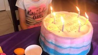 Kue gulali itu pun bisa dipasangkan lilin sehingga benar-benar menyerupai kue ulang tahun. Kelly lantas banyak mendapatkan pesanan kue gulali untuk ulang tahun anak. Foto: Instagram @sweetfluffe