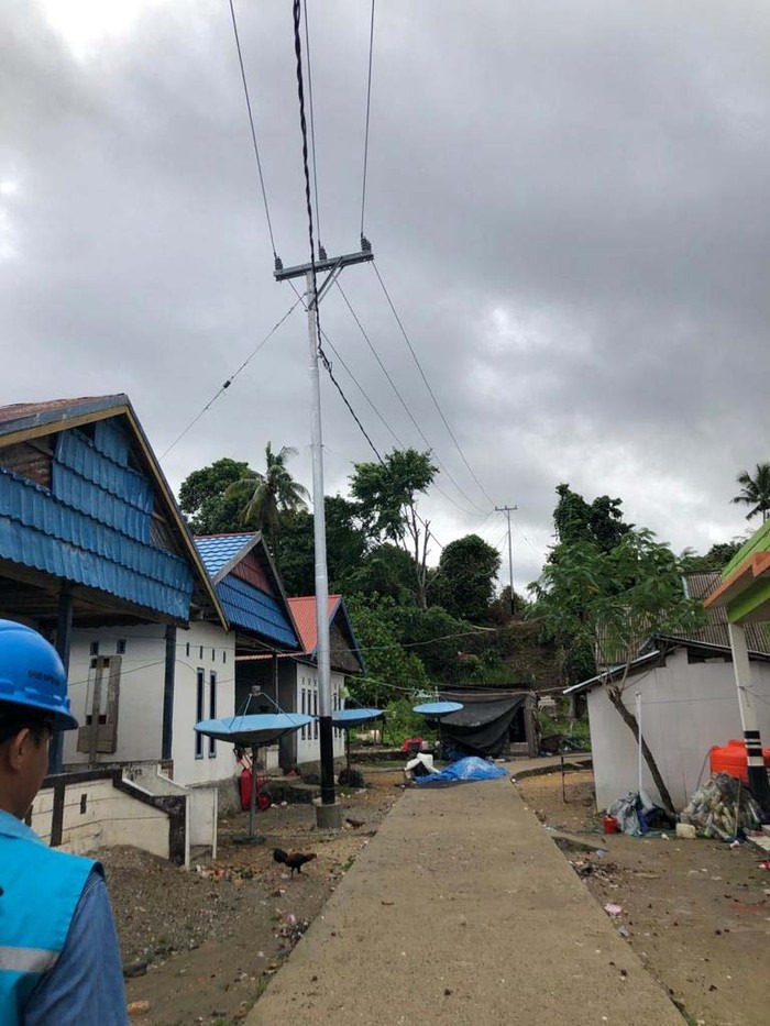 PLN Terangi 5 Dusun di Sulawesi Selatan dan Sulawesi Barat PLN terus melistriki pelosok negeri. Di tengah pandemi COVID-19, PLN berhasil menyalurkan listrik ke 5 dusun di Provinsi Sulsel dan Sulawesi Barat (Sulbar).