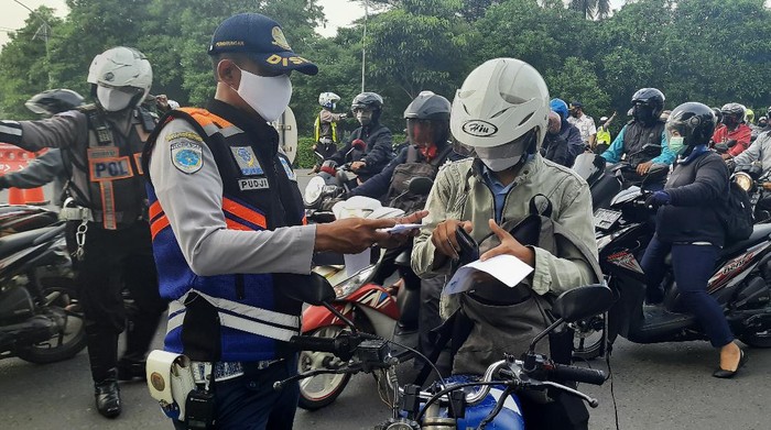 Petugas Periksa Kendaraan Plat L dan W di Hari Pertama PSBB Surabaya