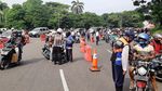 Kendaraan Menumpuk di Hari Pertama PSBB Surabaya