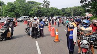 Pengendara yang berboncengan disuruh putar balik. Sebab pengendara berboncengan itu tidak satu alamat.