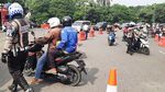 Kendaraan Menumpuk di Hari Pertama PSBB Surabaya