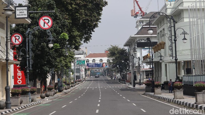 Jalan Asia Afrika di Bandung kala PSBB