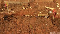 Blok itu dibagi sesuai dengan kepercayaan yang dianut oleh almarhum. Makam-makam di sana hanya ditandai dengan nisan kayu, sebagian ada yang tak bernama.
