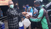 Puspo Wardoyo Ketua Asosiasi Waralaba memberikan bantuan paket makanan buka puasa bagi pengendara ojek online di Tebet, Jakarta, Selasa (28/4/2020). Foto: Istimewa.