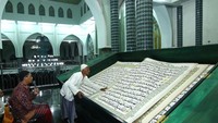 Meskipun tak seperti tahun-tahun sebelumnya, masih ada umat muslim yang tak ingin kelewatan dan meninggalkan kegiatan yang mendapatkan pahala tersebut. ANTARA FOTO/Budi Candra Setya
