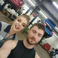 Sebelum berlatih menjadi ahli mekanik wanita pertama di dealership tempatnya bekerja, Kirsten mengawali karier sebagai porter yang umumnya bertugas memindahkan dan membersih mobil hingga merapikan peralatan. Foto: Instagram @ms.reds.wrenching