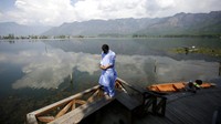 Seorang pria Muslim Kashmir berdoa di tepi Danau Dal pada hari kedua Ramadhan selama penguncian untuk mencegah penyebaran virus corona baru di Srinagar, Kashmir, India. AP/Mukhtar Khan