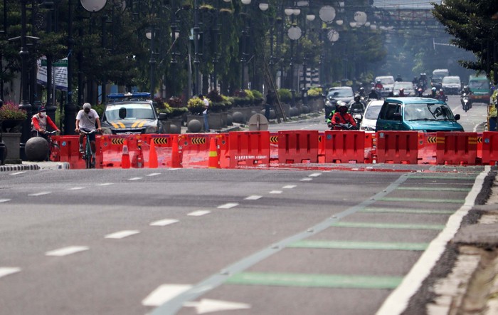 Jalan Asia Afrika, Kota Bandung, Jawa Barat ditutup sementara selama pelaksanaan Pembatasan Sosial Berskala Besar (PSBB). Begini suasananya.
