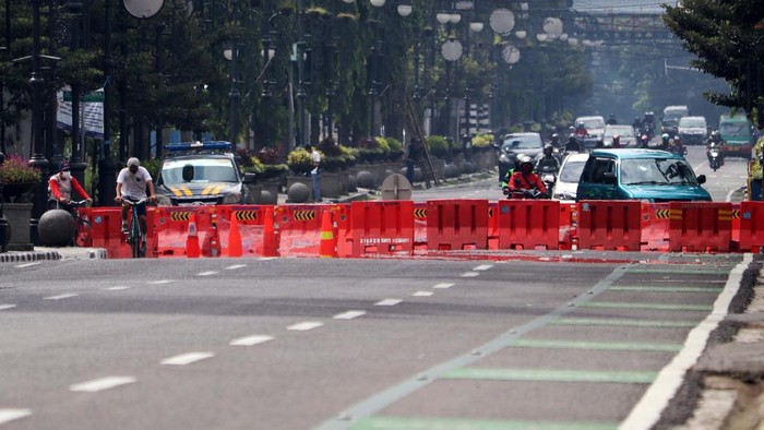 Jalan Asia Afrika, Kota Bandung, Jawa Barat ditutup sementara selama pelaksanaan Pembatasan Sosial Berskala Besar (PSBB). Begini suasananya.