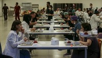 Dan yang terakhir adalah foto para petugas medis di Turki sedang menikmati berbuka puasa. Petugas medis saat ini masih terus berjuang di garda terdepan dalam mengatasi COVID-19 dengan tidak kehilangan semangat ibadah di bulan suci Ramadhan.Guven Yilmaz/Anadolu Agency via Getty Images.