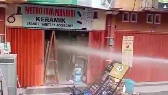Puluhan Toko di Makassar Disemprot Air karena Nekat Buka Saat PSBB (Foto: Dok. Satpol PP)