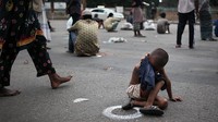 Disisi lain masih banyak warga kurang mampu yang mengais rezeki demi mendapatkan makanan berbuka puasa secara gratis. Padahal saat ini pemerintah Bangladesh telah melakukan lockdown agar bantuan dapat diantar kerumah masing-masing ke warga tetapi kenyataanya tidak seperti itu. Syed Mahamudur Rahman/NurPhoto via Getty Images.
