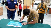 Bantuan Alat Pelindung Diri (APD) dari #BerbuatBaikEsokHari bersama perwakilan tim gabungan Ayoopeduli.com, HIPMI Jaya, dan Gencar-19 itu dilaksanakan di 5 Kantor Walikota Jakarta, Senin (27/4/2020). Foto: dok. HIPMI Jaya