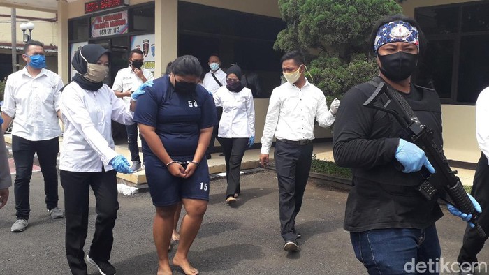 Polisi amankan 4 pelaku pembunuhan driver taksi online di Bandung. Keempat pelaku diduga rencanakan pembunuhan karena tak sanggup bayar ongkos perjalanan.