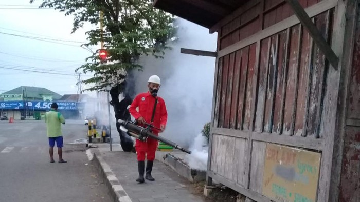 Petugas Dinas Kesehatan Kulon Progo melakukan fogging (pengasapan) di Dusun Wonosidi Kidul, Wates, Selasa (28/4/2020).