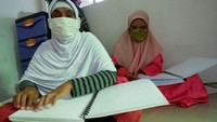Bahkan, Penyandang disabilitas tunanetra ini tak mau ketinggalan dengan tetap membaca Al Quran menggunakan cetakan huruf braille di Persatuan Tuna Netra Indonesia (Pertuni) Sumut Medan, Sumatera Utara. Mereka menggelar kegiatan tadarus yang bertujuan untuk melatih kemampuan dalam membaca Al Quran dan meningkatkan ibadah pada bulan suci Ramadhan. ANTARA FOTO/Septianda Perdana
