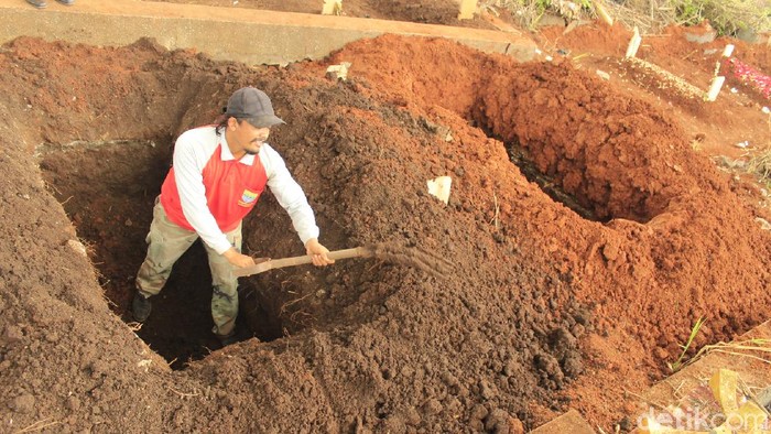 Penggali Makam di TPU Cikadut Bandung