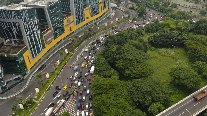 Pemkot Surabaya akan mengevaluasi hari pertama PSBB. Sebab sempat terjadi penumpukan kendaraan dalam pemeriksaan di Bundaran Waru, perbatasan Surabaya-Sidoarjo.