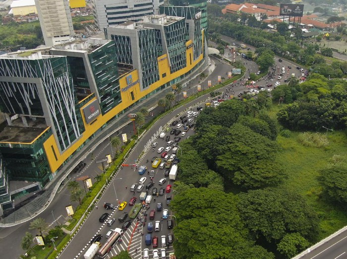 Pemkot Surabaya akan mengevaluasi hari pertama PSBB. Sebab sempat terjadi penumpukan kendaraan dalam pemeriksaan di Bundaran Waru, perbatasan Surabaya-Sidoarjo.