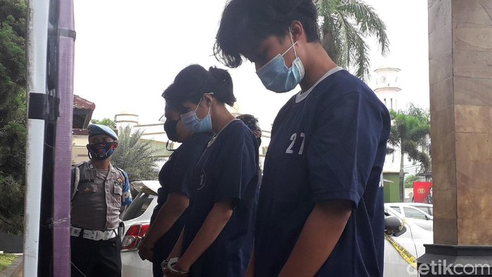 Potret Para Pelaku Pembunuhan Driver Taksi Online di Bandung Polisi amankan 4 pelaku pembunuhan driver taksi online di Bandung. Keempat pelaku diduga rencanakan pembunuhan karena tak sanggup bayar ongkos perjalanan.
