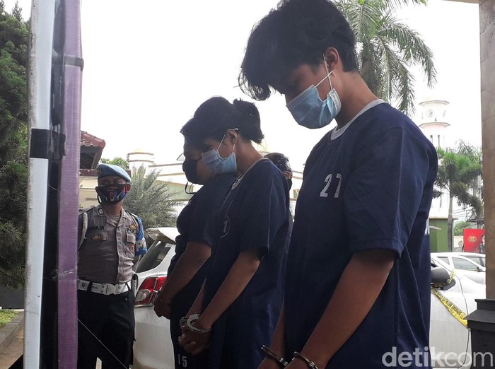 Polisi amankan 4 pelaku pembunuhan driver taksi online di Bandung. Keempat pelaku diduga rencanakan pembunuhan karena tak sanggup bayar ongkos perjalanan.