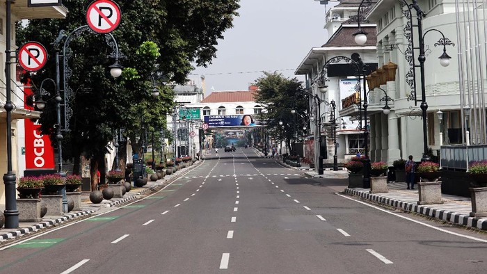 Jalan Asia Afrika, Kota Bandung, Jawa Barat ditutup sementara selama pelaksanaan Pembatasan Sosial Berskala Besar (PSBB). Begini suasananya.