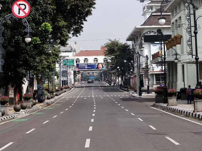 Jalan Asia Afrika, Kota Bandung, Jawa Barat ditutup sementara selama pelaksanaan Pembatasan Sosial Berskala Besar (PSBB). Begini suasananya.