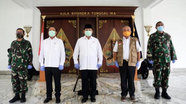 Menhan Prabowo Subianto Serahkan Bantuan 5000 Rapid Test Kit dari Kemhan Untuk Pemkot Bekasi.
