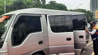 Selain itu, sebuah minibus terpaksa menurunkan sebagian penumpang. Pasalnya, setelah petugas mengecek, minibus tersebut kelebihan penumpang.  