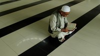 Seperti salah seorang yang tengah khusyuk membaca alquran di dalam salah satu masjid di Mamuju, Sulawesi Barat ini.