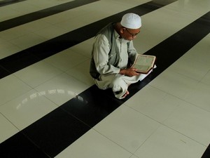 Kitab Suci Agama di Indonesia dan Tempat Ibadahnya