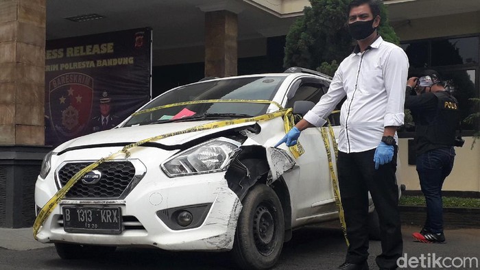 Polisi amankan 4 pelaku pembunuhan driver taksi online di Bandung. Keempat pelaku diduga rencanakan pembunuhan karena tak sanggup bayar ongkos perjalanan.