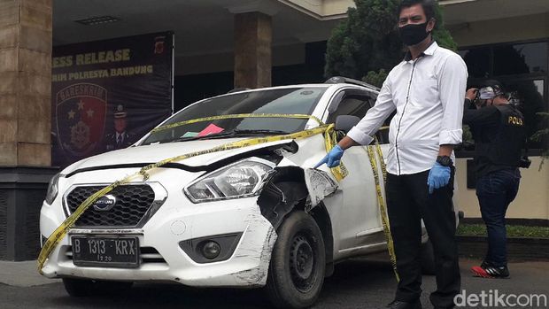 Polisi amankan 4 pelaku pembunuhan driver taksi online di Bandung. Keempat pelaku diduga rencanakan pembunuhan karena tak sanggup bayar ongkos perjalanan.
