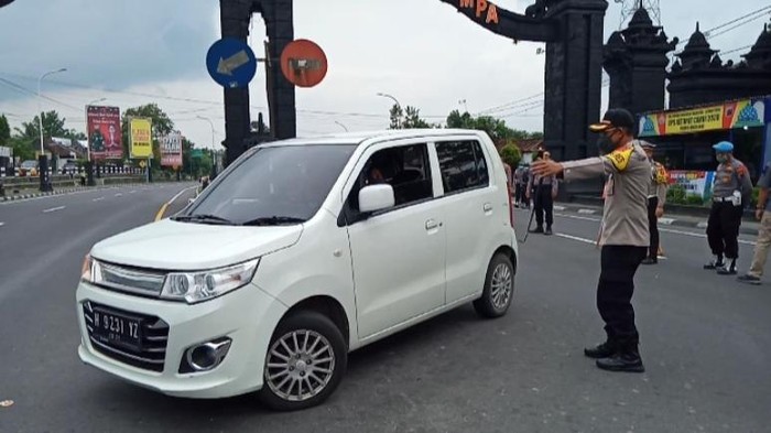 Mobil pribadi dari arah Yogya memasuki perbatasan Jawa Tengah di Salam, Kabupaten Magelang diminta putar balik, Selasa (28/4/2020).