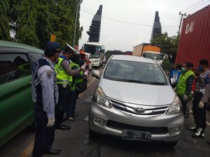 PSBB Hari Pertama di Gresik, Puluhan Kendaraan Terpaksa Putar Balik