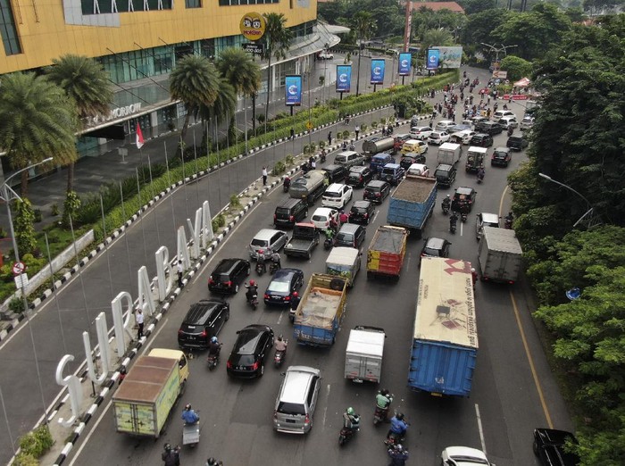 Pemkot Surabaya akan mengevaluasi hari pertama PSBB. Sebab sempat terjadi penumpukan kendaraan dalam pemeriksaan di Bundaran Waru, perbatasan Surabaya-Sidoarjo.