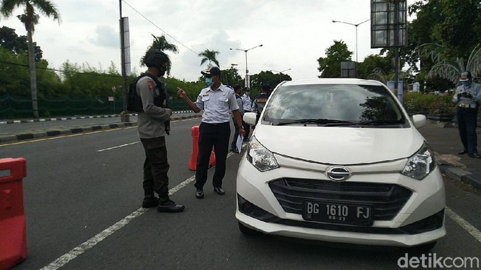 Pemeriksaan kendaraan di Pos Pantau Prambanan Selasa (28/4/2020).