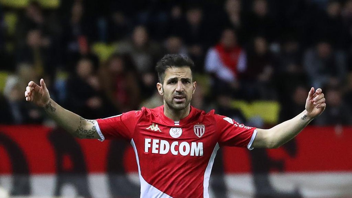 Cesc Fabregas tak digaji empat bulan dan talangin 30 persen gaji staf (Valery HACHE / AFP)
