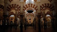 Selanjutya adalah Masjid Agung Cordoba yang menjadi saksi sejarah penyebaran agama Islam di Spanyol. Masjid Agung Cordoba dibangun pada abad 784 oleh Abd Al Rahman  dan kini ditorehkan dalam Daftar Warisan Dunia pada tahun 1984 oleh UNESCO.  Burak Akbulut/Anadolu Agency/Getty Images.
