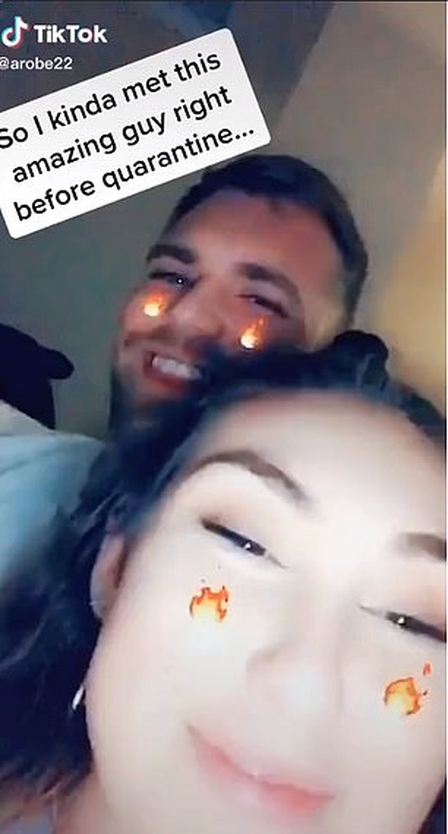 Meski begitu, sang dokter tak habis akal. Dia tetap menemui Alexandra di rumah, namun menerapkan distance date atau kencan berjarak. Foto: dok. TikTok