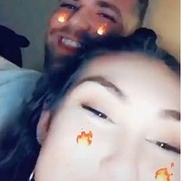 Meski begitu, sang dokter tak habis akal. Dia tetap menemui Alexandra di rumah, namun menerapkan distance date atau kencan berjarak. Foto: dok. TikTok