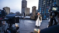 Di Somelia, Ahmed Jamal, muadhin dari Masjid Dar Al-Hijrah, mendapat kehormatan untuk membuat adzan pertama atau panggilan shalat di komunitas Somalia yang disiarkan dari atap masjid di Cedar- Lingkungan Riverside di Minneapolis. AP/Richard Tsong-Taatarii
