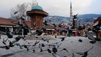 Terakhir adalah negar Bosnia. Bosnia bisa dijadikan negara tujuan peradaban Islam di Eropa. Bosnia merupakan negara pecahan Uni Soviet yang berada di Tenggara Eropa. Di Bosnia terdapat banyak objek peradaban Islam yang sudah berumur lebih dari 600 tahun. Salah satunya adalah masjid bersejarah seperti Masjid Bascarsija.Mustafa Ozturk/Anadolu Agency via Getty Images.