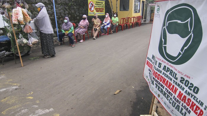 Semangat warga berkontribusi untuk memutus penyebaran COVID-19 juga dilakukan saat berbelanja sayur seperti emak-emak ini.